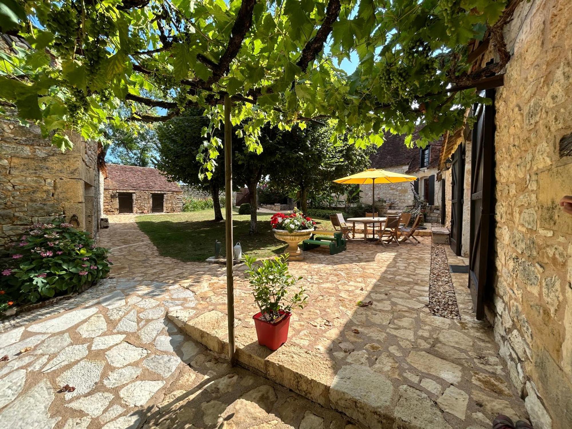 Demeure Du Vallon - Chambres D'Hotes De Charme Azerat Exterior foto